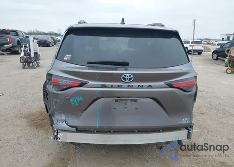 2021 Toyota Sienna Le z USA, uszkodzony, nr VIN 5TDKRKEC6MS057707